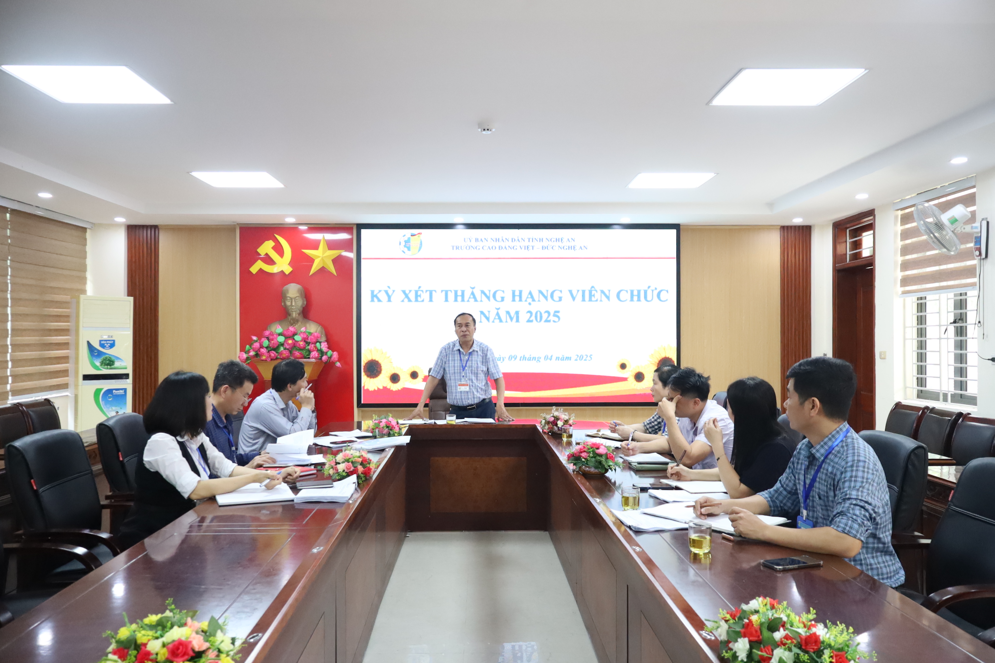 Trường cao đẳng Việt – Đức Nghệ An tổ chức Hội nghị kiểm tra thẩm định hồ sơ và triển khai xét thăng hạng viên chức năm 2025
