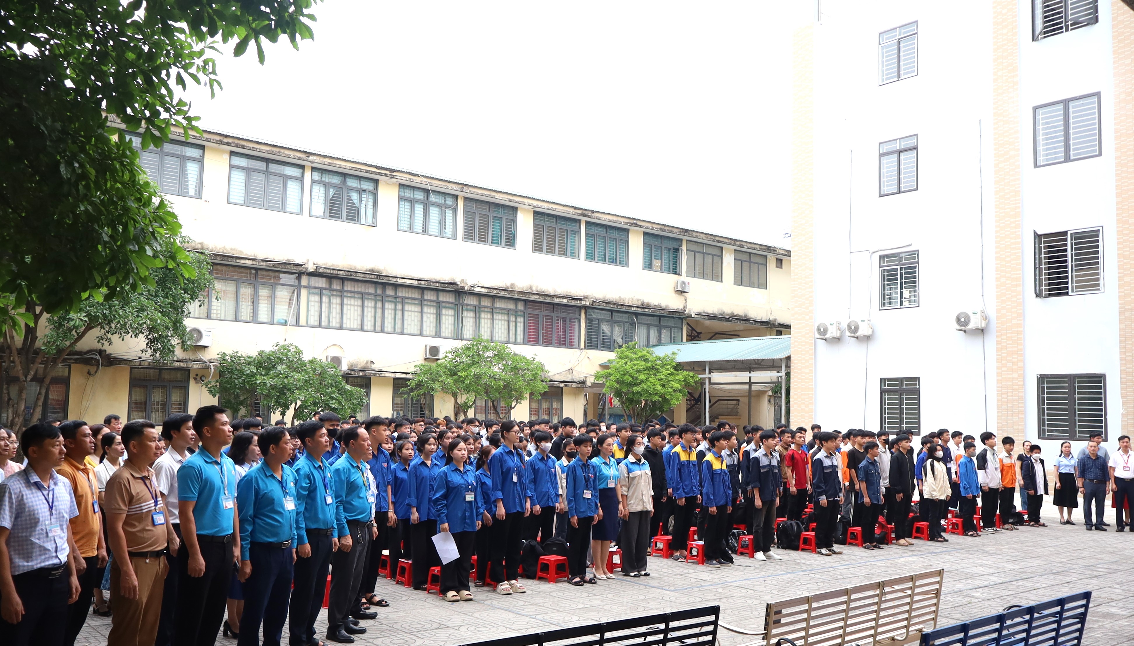  Trường Cao đẳng Việt – Đức Nghệ An Tập trung học sinh sinh viên, tổ chức Lễ Chào cờ Chào mừng kỷ niệm 50 năm Ngày Giải phóng Miền Nam – Thống nhất Đất nước (30/4/1975 – 30/4/2025); 139 năm Ngày Quốc tế Lao động (01/5/1886 – 01/5/2025)!