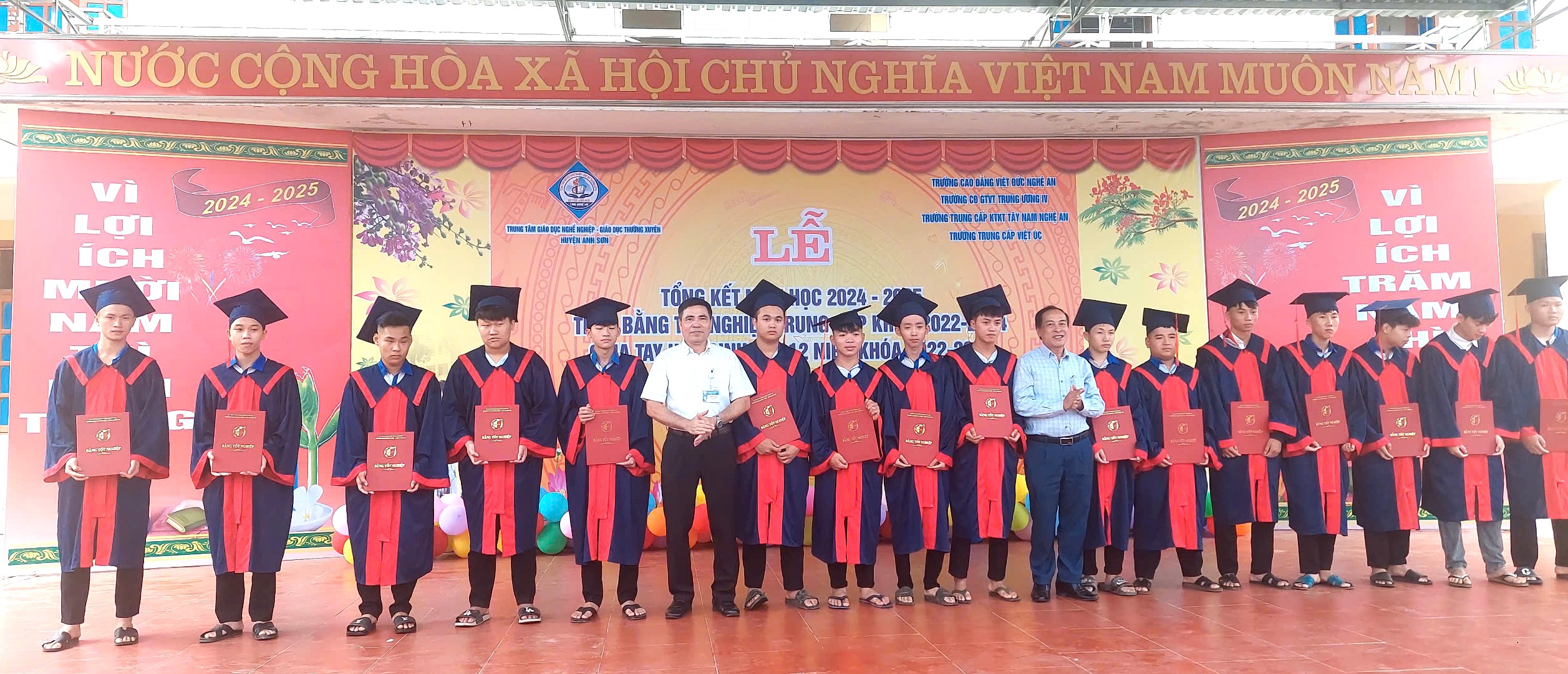 Trường Cao đẳng Việt – Đức Nghệ An tổ chức Lễ Bế giảng và trao bằng Tốt nghiệp cho học sinh Trung cấp Khóa 16